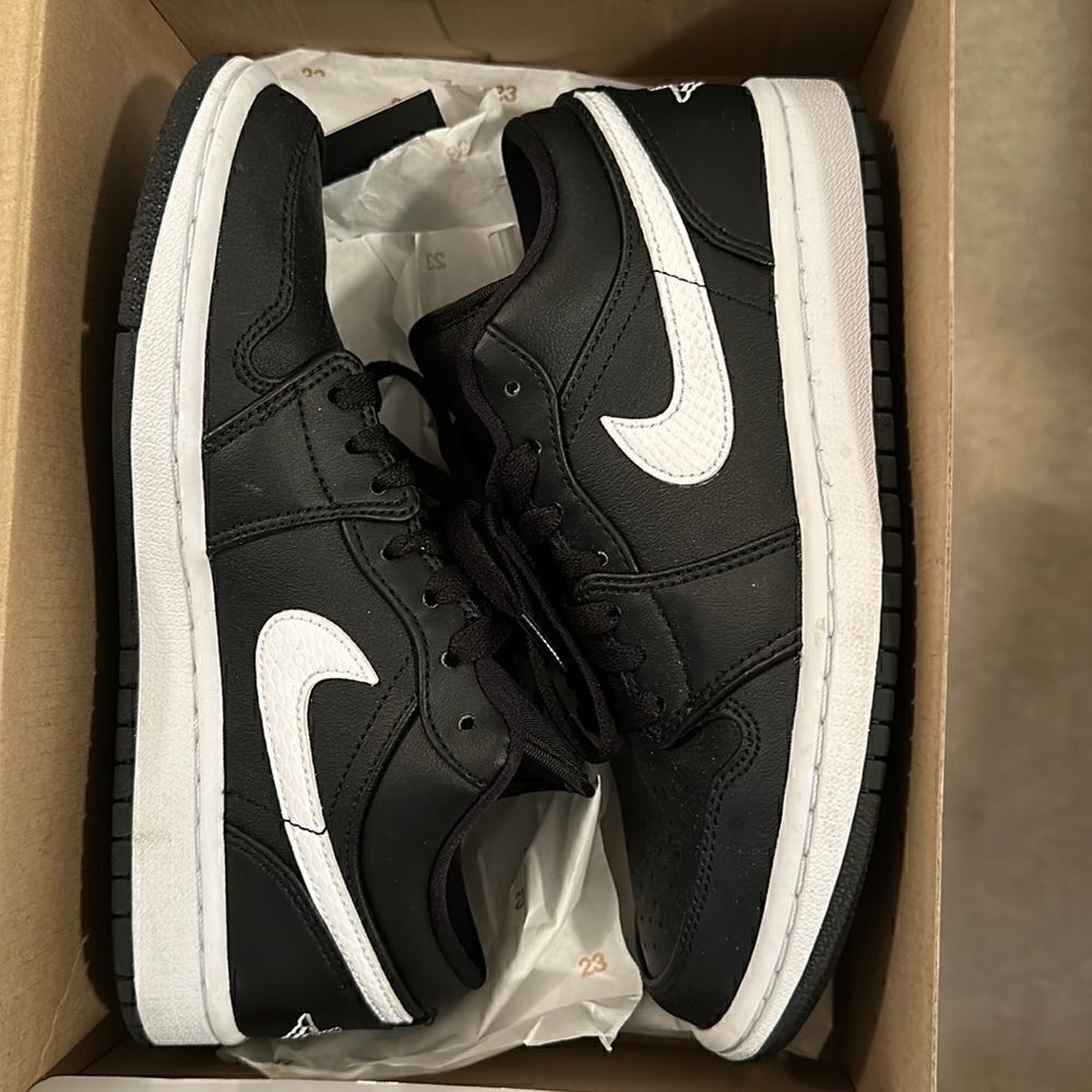 Nike Womens 7 Black Dunks